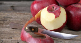 خوردن پوست میوه‌ها برای سلامتی ضرر دارند یا فایده؟
