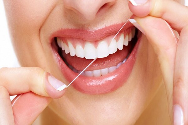 ۱۱ اشتباه مخرب و رایج که در استفاده از نخ دندان مرتکب می شوید