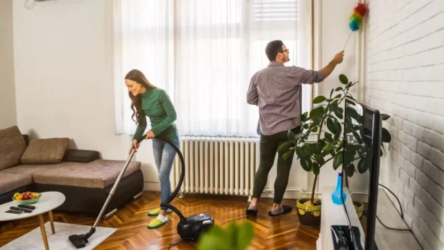 روش خانم های با سیاست برای کمک گرفتن از همسر خود در کارهای خانه