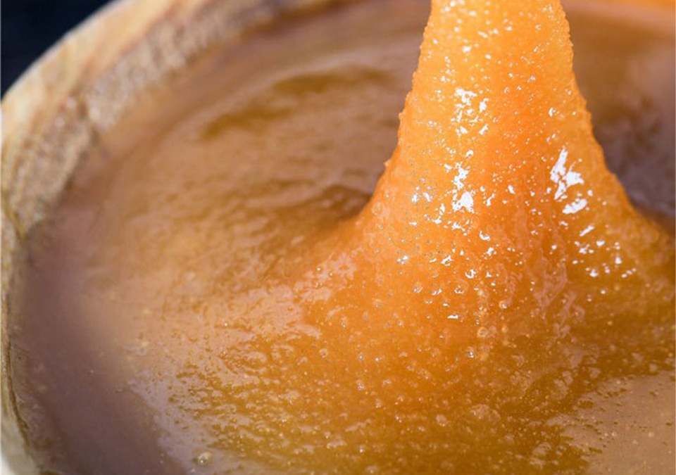 چگونه عسل شکرک زده را به حالت اولیه برگردانیم؟