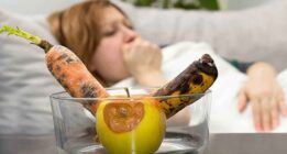 ۱۴ خوراکی که باعث مسمومیت غذایی می شوند