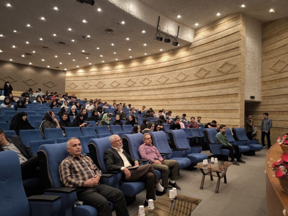 اعتراض به عدم حضور روسای ستاد دو کاندیدا در مناظره دانشگاه شیراز (+ویدئو)