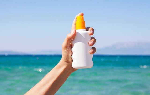 ویژگی‌های « بهترین ضد آفتاب » برای پوست که پزشکان متخصص توصیه می کنند 
