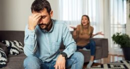 چند نشانه که همسرتان دارد شما را آزار روانی می دهد