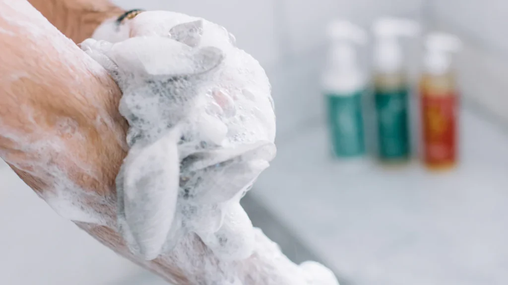 برای حمام کردن صابون قالبی بهتر است یا شامپو بدن؟