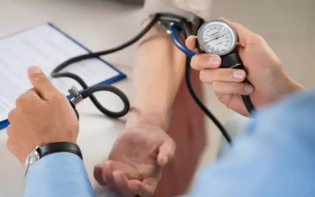 دلایل فشار خون بالا چیست؟ بررسی تمامی علل بالا رفتن فشار خون