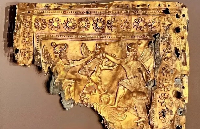 پلاک تاریخی ۲۵۰۰ ساله طلایی دوران هخامنشی در موزه قطر+عکس
