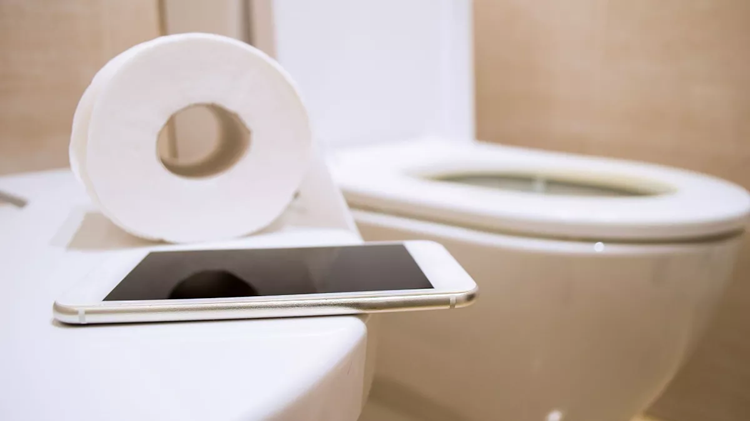 بردن تلفن همراه به توالت توصیه نمی شود، چرا ؟