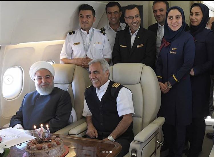جشن تولد حسن روحانی در هواپیما +تصاویر
