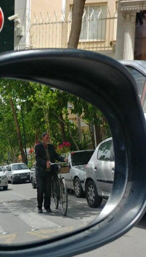 کار زیبای شهرداری اصفهان برای پیرمرد گل‌فروش