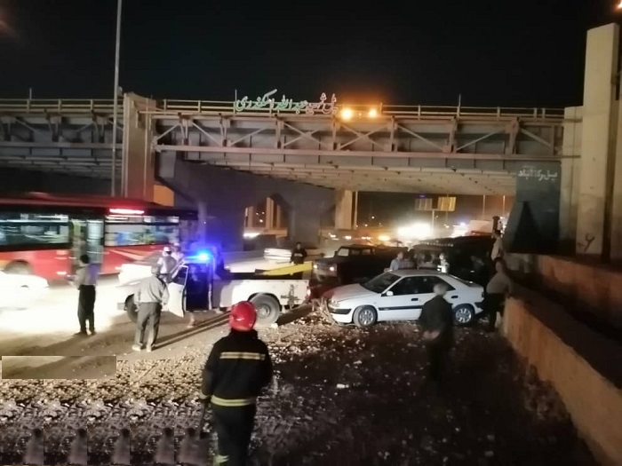 تصادف زنجیره‌ای خودروها در کمربندی شیراز در پی نشت گازوئیل