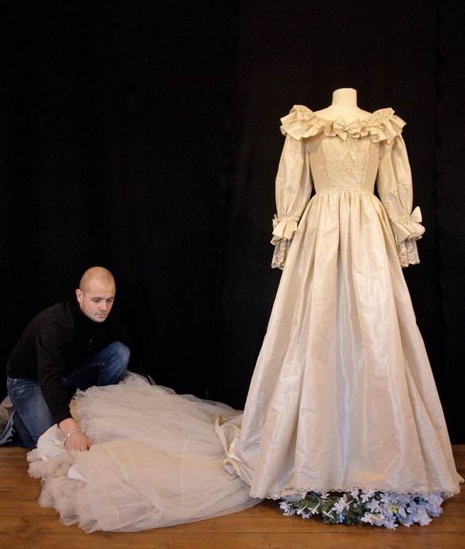 نمایش عمومی لباس عروسی پرنسس دایانا بعد از ۲۵ سال