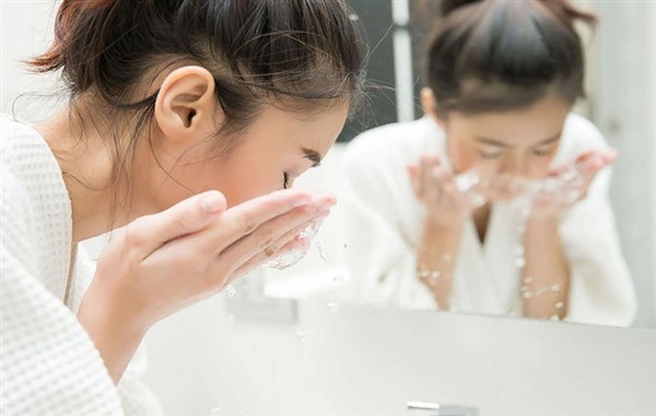 ۱۲ اشتباه رایج در شستن صورت که باعث خرابی پوست شما می‌شود