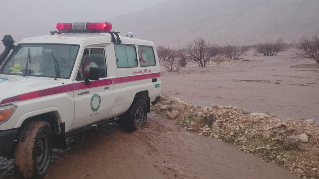 امدادرسانی نجاتگران جمعیت هلال احمر به محصوران در سیل و آبگرفتکی استان فارس