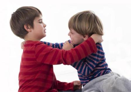 چگونگی رفتار با بچه‌هایی که دیگران را کتک می‌زنند
