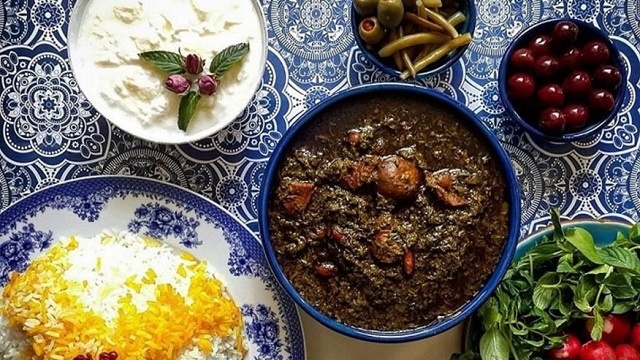 طرز تهیه قورمه سبزی سنتی و لذیذ ایرانی