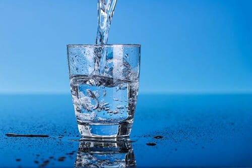 برای درمان کرونا روزانه دو لیتر آب بنوشید