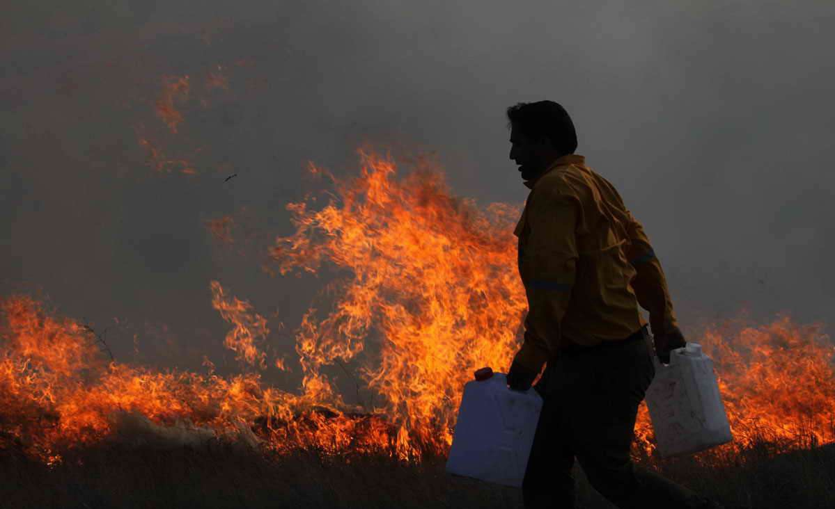 آتش سوزی خودروی نیسان آبی در کامفیروز + فیلم