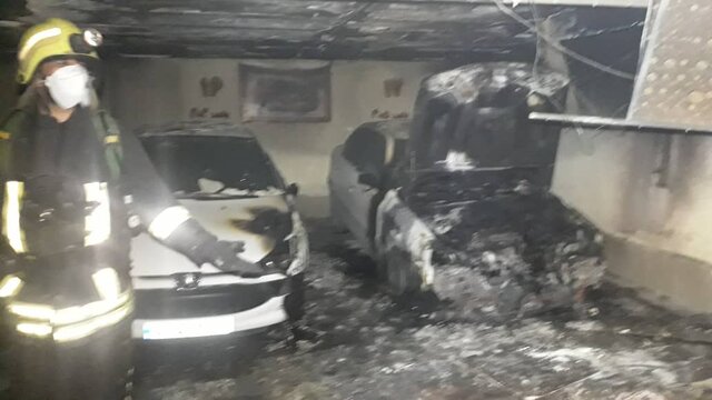 سوختن چهار خودرو در آتش سوزی پارکینگ مجتمع مسکونی در شیراز