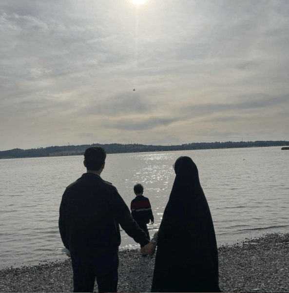 عکس خانوادگی آذری جهرمی در ساحل دریاچه چیتگر