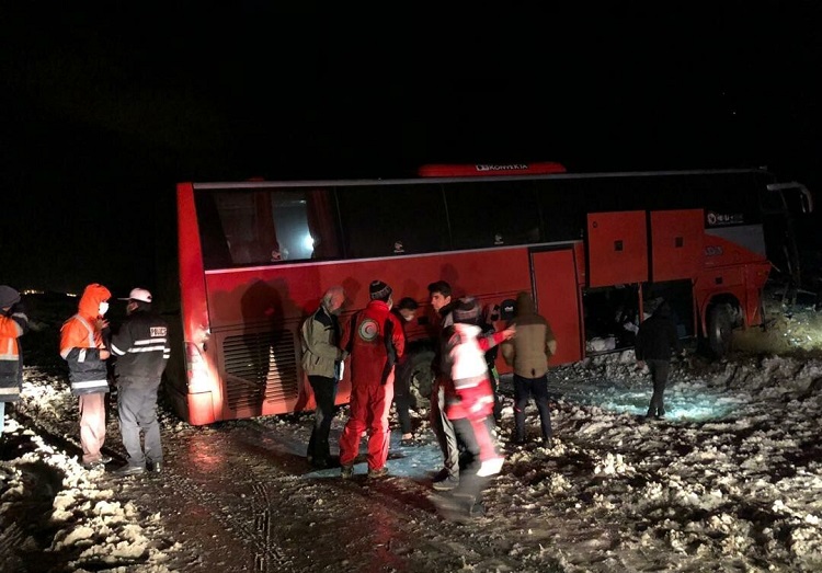 حادثه خونین برخورد اتوبوس با کوه در محور صفاشهر – آباده +تصاویر