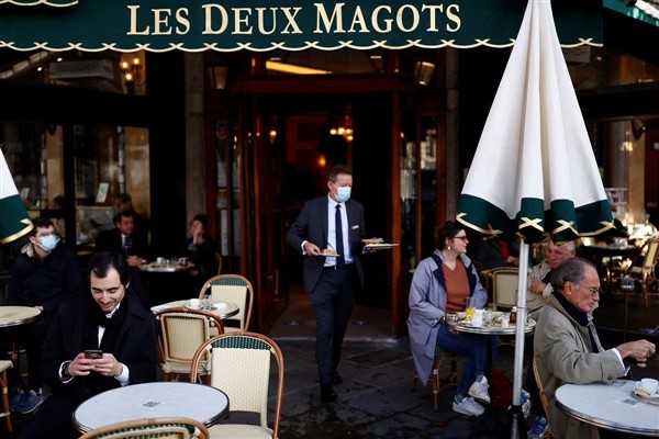 بازگشایی موزه‌ها و رستوران‌ها در فرانسه +رئیس جمهور و نخست وزیر در کافه/عکس