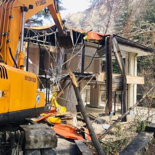تخریب سازه‌ها  و آزاد سازی حاشیه رودخانه در چله گاه سپیدان استان فارس
