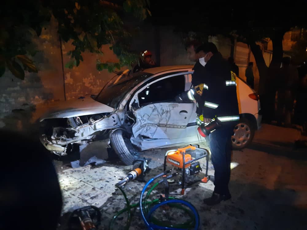تصادف خونین راننده زن جوان با تیر برق در شیراز