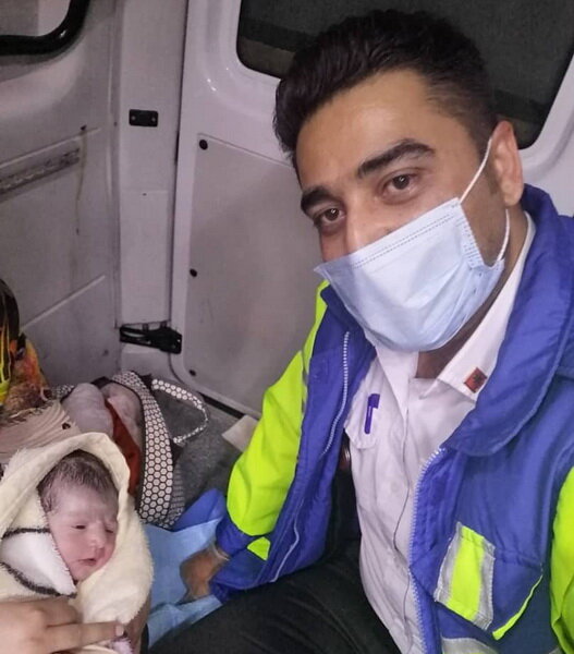 تولدیک نوزاد دختر در شب یلدا در آمبولانس اورژانس ممسنی