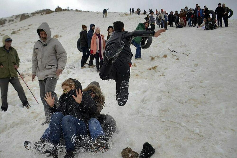 کشته شدن یک جوان حین تیوپ سواری در برف در سپیدان