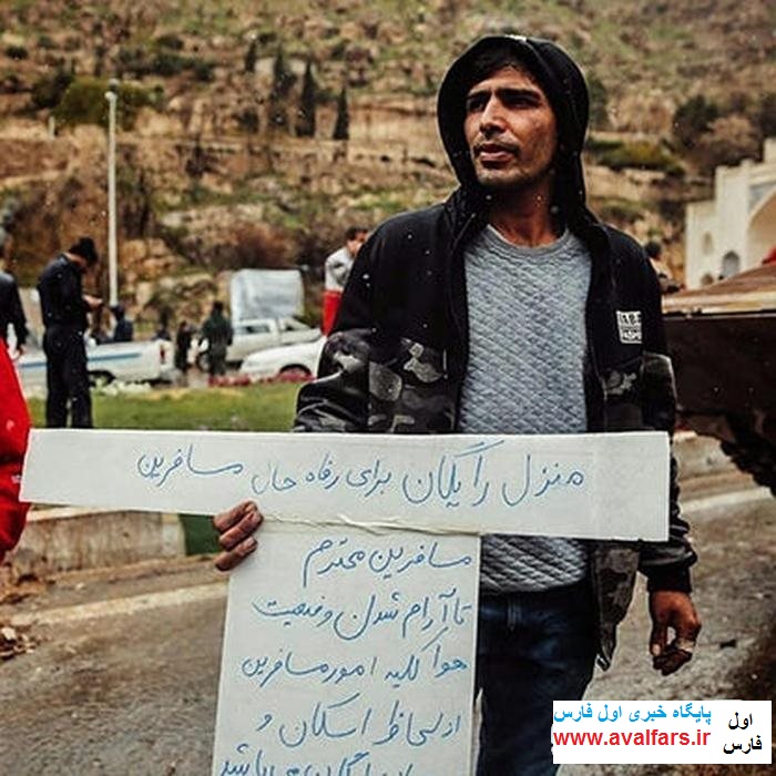 مهدی جمشیدی مردی که در سیل شیراز تابلوی مهربانی را بالا برد