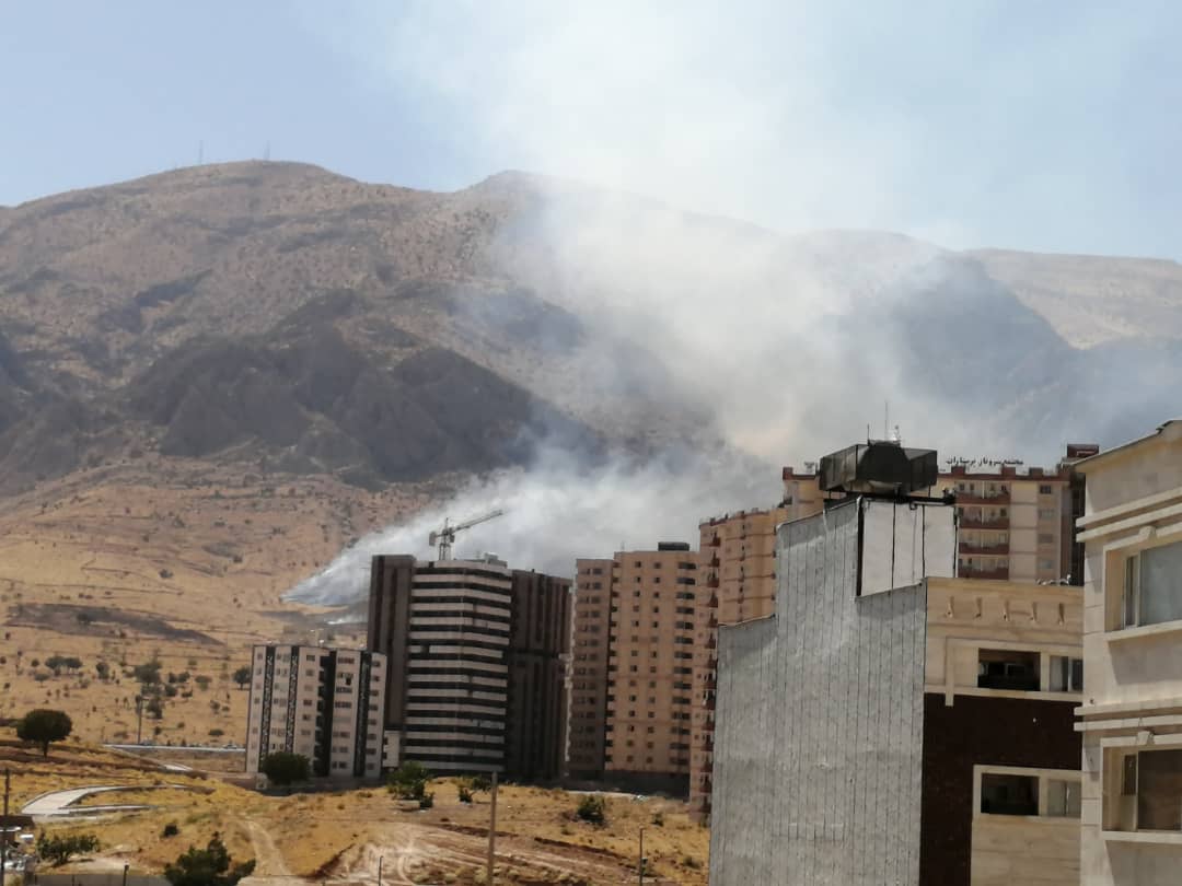 وقوع آتش سوزی شدید در کوه دراک شیراز