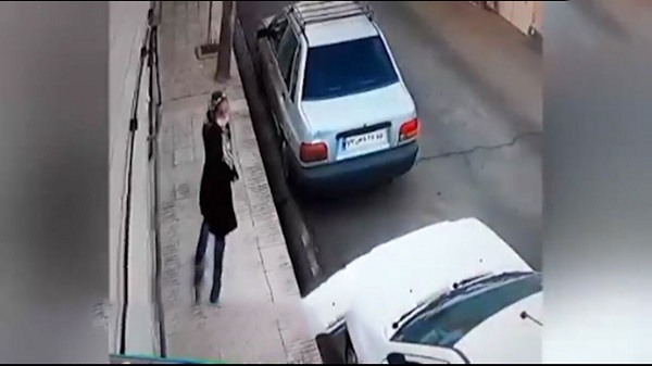 شگرد عجیب یک زن برای سرقت از خودرو در تهران + فیلم
