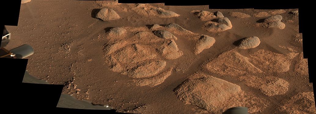 کشف سنگ های عجیب توسط مریخ نورد ناسا + تصویر