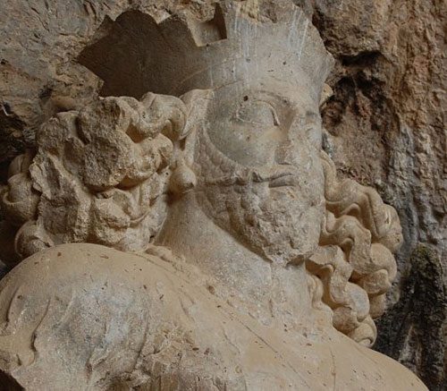 شاه باستانی ایران ایستاده بر غاری در تنگ چوگان+فیلم
