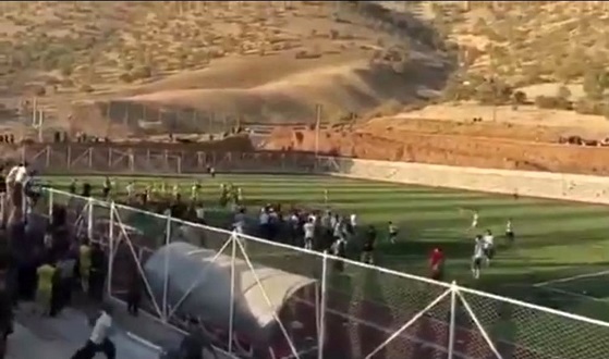 درگیری خونین بازیکنان فوتبال در استادیوم پاوه در کرمانشاه+فیلم