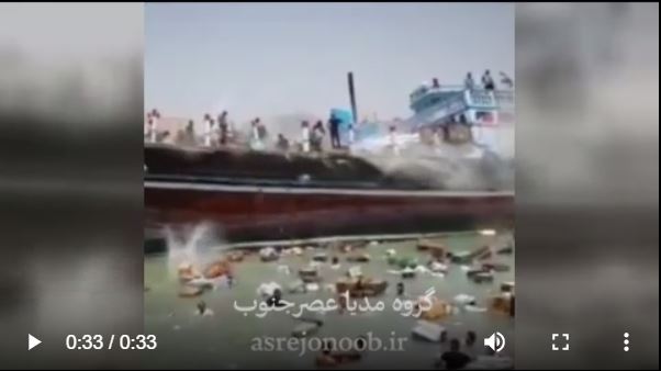 فیلم|تلاش مردم برای تخلیه بار یک لنج در حال سوختن در گناوه