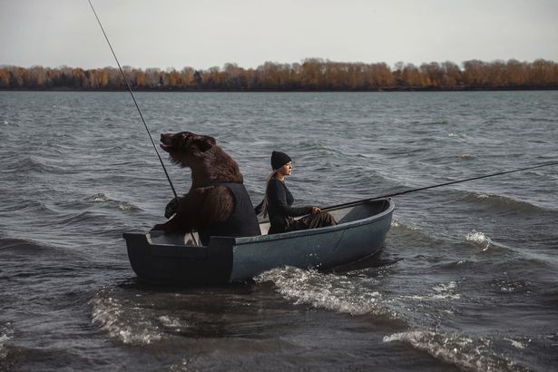 ماهیگیری زن جوان روسی با یک خرس قهوه ای غول پیکر +تصاویر