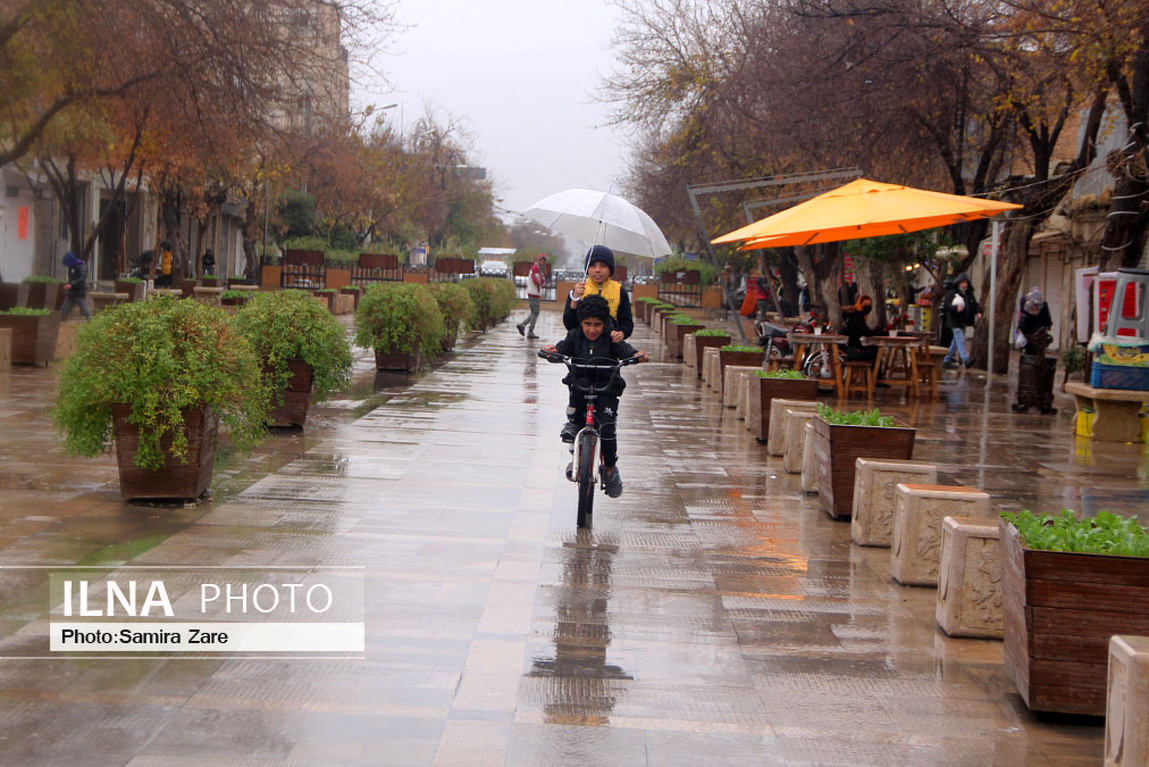 تصاویری از یک روز بارانی در خیابانهای شیراز