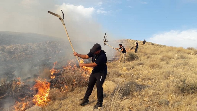عملیات سنگین آتش نشانان شیراز علیه آتش در ارتفاعات منصورآباد