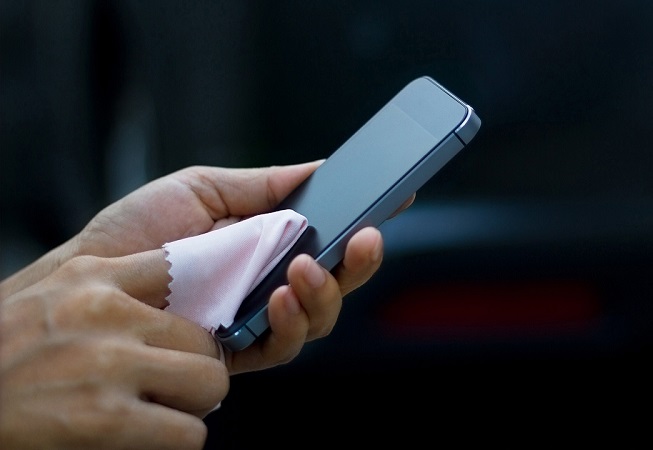 نحوه تمیز کردن نمایشگر تلفن همراه بدون آسیب به آن