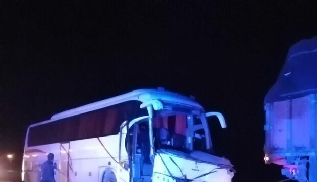 ۱۹ مصدوم در حادثه واژگونی اتوبوس همدان -شیراز