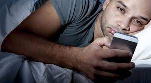خطر وحشتناک نگاه کردن مداوم به گوشی موبایل برای سلامتی