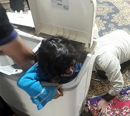 گرفتار شدن کودک بازیگوش شیرازی در ماشین لباسشویی+عکس
